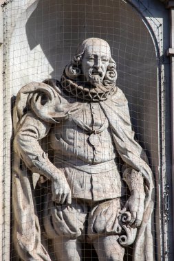 İngiliz filozof ve devlet adamı Francis Bacon 'ın Londra' daki Islington Merkez Kütüphanesi 'nin dış tarafında heykeli..