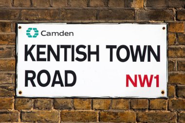 Londra, İngiltere - 2 Mart 2026: Londra 'nın Camden bölgesinde Kentish Town Road için bir sokak tabelası.