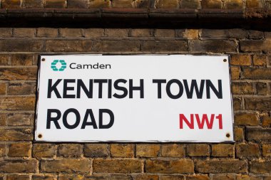 Londra, İngiltere - 2 Mart 2026: Londra 'nın Camden bölgesinde Kentish Town Road için bir sokak tabelası.