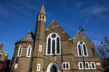 St. Andrew 's Yunan Ortodoks Katedrali' nin dış cephesi, Londra, Camden 'deki Kentish Town Road' da yer almaktadır..