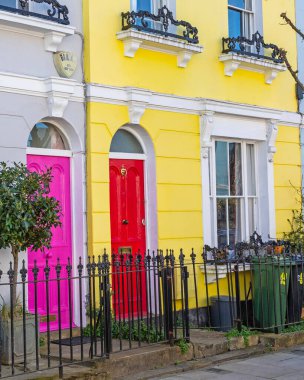 Londra, İngiltere - 2 Mart 2026: Kuzey Londra 'nın Kentish Town bölgesindeki evlerin ön cepheleri.