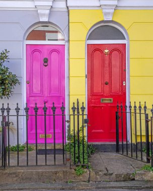 Londra, İngiltere - 2 Mart 2026: Kuzey Londra 'nın Kentish Town bölgesindeki evlerin ön cepheleri.