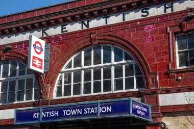 Londra, İngiltere - 2 Mart 2026: Londra 'nın kuzeybatısındaki Kentish Town İstasyonu girişinin üstündeki tabela.