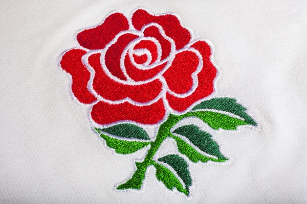 Abzeichen mit roter Rose auf einem englischen Rugby-Shirt — Stockfoto