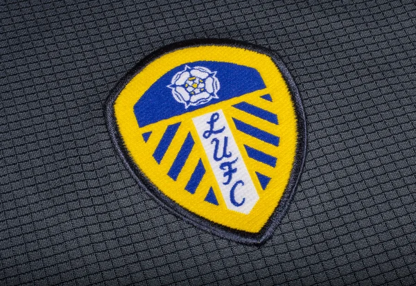 Emblema Leeds United FC em uma camisa — Fotografia de Stock