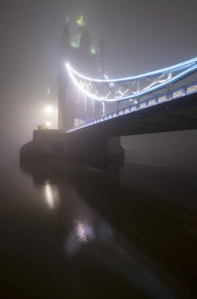 Tower Bridge mist — Stockfoto