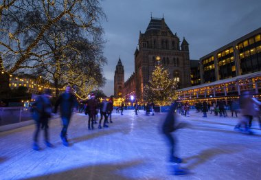 Londra'nın doğal tarih Müzesindeki Noel buz pateni pisti