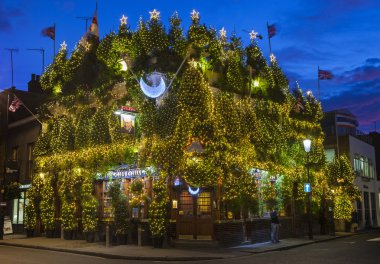 Churchill kamu House Noel'de silah.