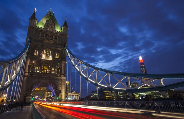 Tower Bridge ljus spår och Shard — Stockfoto
