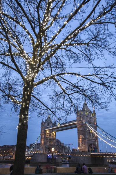 Torre de Ponte e Luzes de Natal — Fotografia de Stock