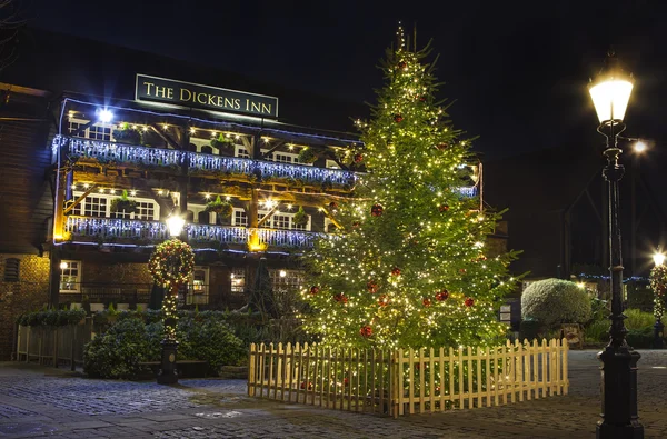 The Dickens Inn Public House в Лондоне на Рождество — стоковое фото