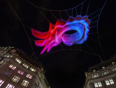 Londra'daki Oxford Circus'ta Işık Heykeli