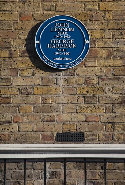 John Lennon και George Harrison μπλε πλάκα στο Λονδίνο — Φωτογραφία Αρχείου