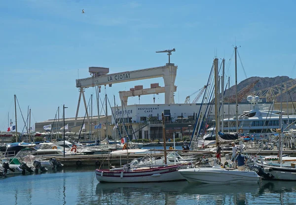 Gru Cavalletto Fiocco Yacht Barche Nel Porto Sullo Sfondo Del — Foto Stock