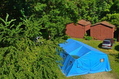 İki metal garaj, araba ve avluda plastik bir çadır. Ivano-Frankivsk, Ukrayna, 28 Temmuz 2020. Editör fotoğrafı