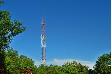 Gökyüzü arka planında bulutlu cep telefonu anteniName