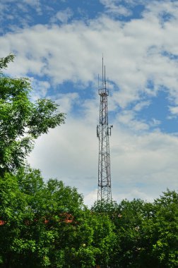 Gökyüzü arka planında bulutlu cep telefonu anteniName