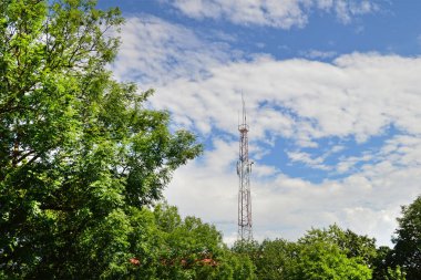Gökyüzü arka planında bulutlu cep telefonu anteniName