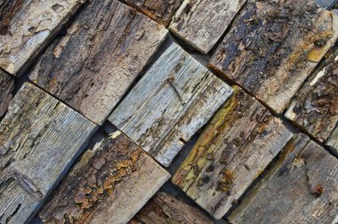 Mozaik birçok eski harap olmuş çürük tahtadan oluşuyor.