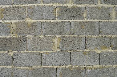 Gri dikdörtgen beton bloklardan oluşan bir duvar parçası