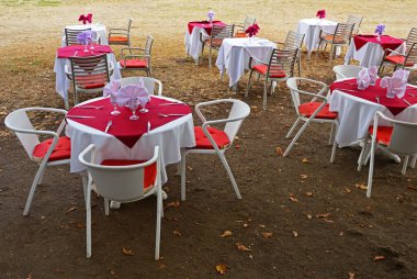 Çoğu açık hava restoranında servis yapıyordu.