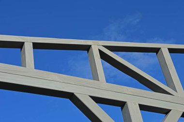 Bir çatı oluşturmak için ahşap kiriş parçası.