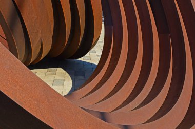 Fransız heykeltıraş Bernar Venet tarafından Fransa 'nın Antibes kentindeki Verdun Bulvarı' nda yapılan Corten çelik metal tesisatı.