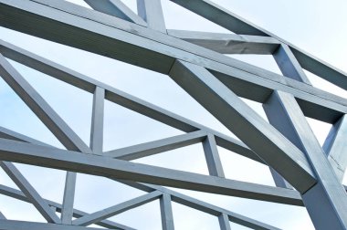 Bir çatı oluşturmak için ahşap kiriş parçası.