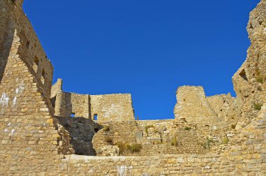 Fransa 'nın Provence-Alpes bölgesindeki Bargeme' deki Sabran de Ponteves feodal şatosunun kalıntıları