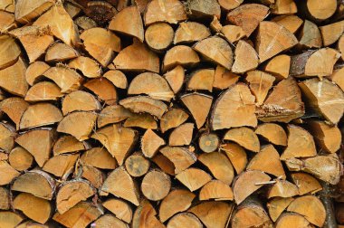 Büyük bir odun yığını ısınmaya hazır..