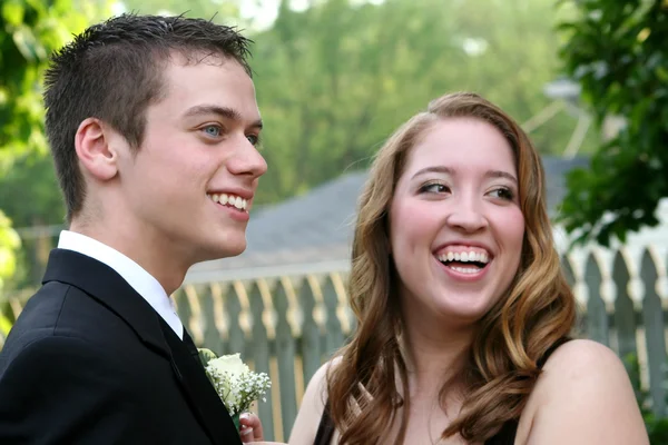 Lachendes Abschlussball-Paar zeigt boutonniere — Stockfoto