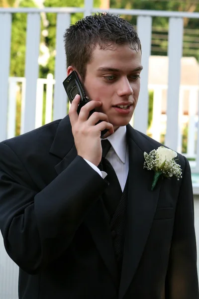 Ontspannen Prom jongen op telefoon verticaal — Stockfoto