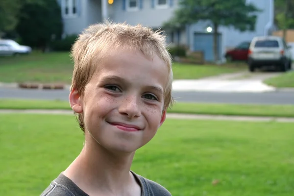 Menino feliz no bairro residencial — Fotografia de Stock