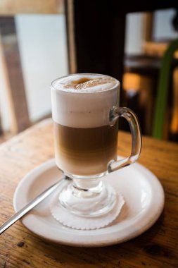 Cape Town Güney Afrika 'da bir kahvecide Latte' nin geniş açılı görüntüsü