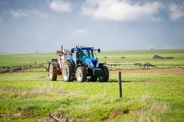 Širokoúhlý Obraz Stroje Stříkání Chemikálií Pšeničnou Plodinu Farmě Jižní Africe — Stock fotografie