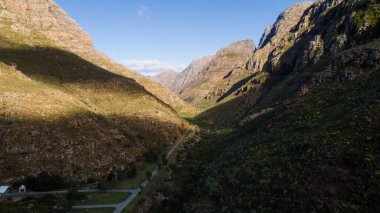 Güney Afrika 'nın Batı Burnu' ndaki Hex River Vadisi 'ndeki Sanddrift barajının üzerindeki hava manzarası.