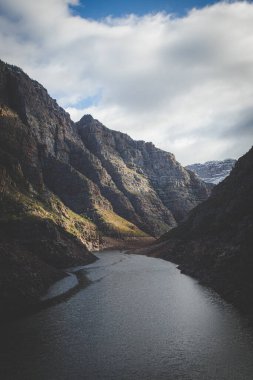 Güney Afrika 'nın Batı Burnu' ndaki Hex River Vadisi 'ndeki Sanddrift barajının üzerindeki hava manzarası.