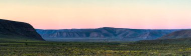 Akşam karanlığında Tankwa Karoo 'nun panoramik manzarası