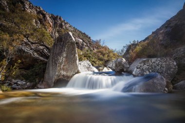 Güney Afrika 'nın Batı Burnu' ndaki Jan Du Toits nehrinde şelale.
