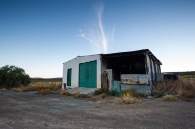 Güney Afrika 'nın Tankwa karoo' sunda bir çiftlikteki kulübe / ahırın geniş açılı görüntüsü