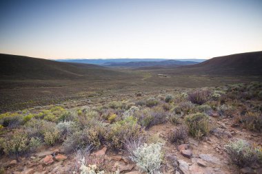 Güney Afrika 'nın Kuzey Burnu' ndaki Güney Bölgesi 'nde şafak vakti Tankwa Karoo üzerinde Geniş Açı Görüş