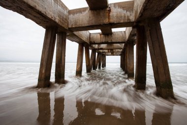 Güney Afrika 'daki Mosselbay sahilindeki eski iskele.
