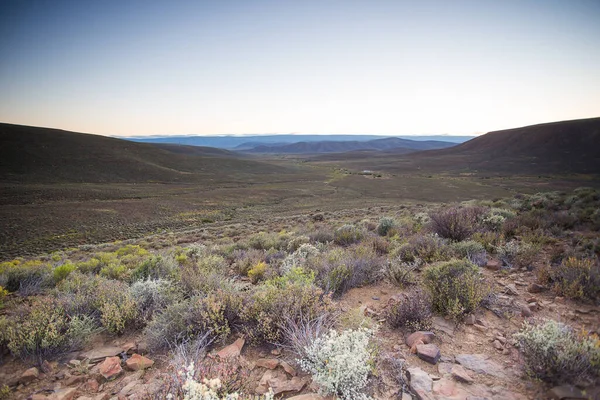 Güney Afrika 'nın Kuzey Burnu' ndaki Güney Bölgesi 'nde şafak vakti Tankwa Karoo üzerinde Geniş Açı Görüş