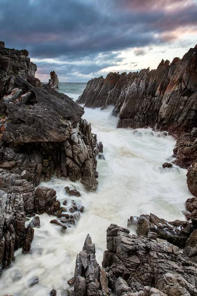 ガンサイの海岸の嵐の海南アフリカ — ストック写真