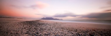 Cape Town 'daki Masa Dağı Güney Afrika Blouberg plajından görüldüğü gibi