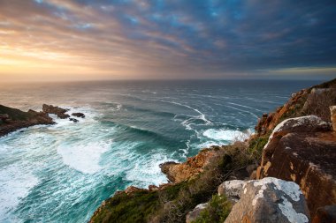 Güney Afrika 'nın Bahçe Yolu' ndaki İstiridye Katereri Yolu 'ndan okyanusu seyret.