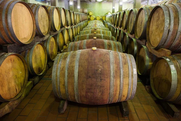 Barricas Vino Roble Llenas Vino Tinto Envejecido Apiladas Una Bodega —  Fotos de Stock