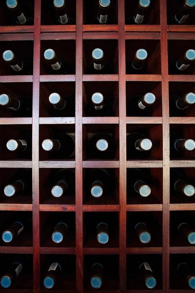 Vista Ampla Angular Garrafas Vinho Empilhadas Uma Prateleira Uma Adega — Fotografia de Stock