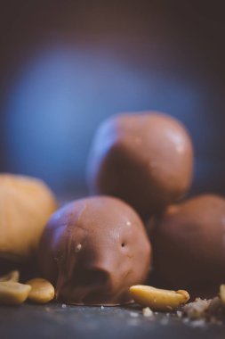 Bir restoranda çikolatalı trüf mantarı görüntüsünü kapat.