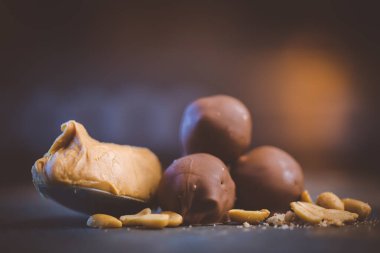 Bir restoranda çikolatalı trüf mantarı görüntüsünü kapat.